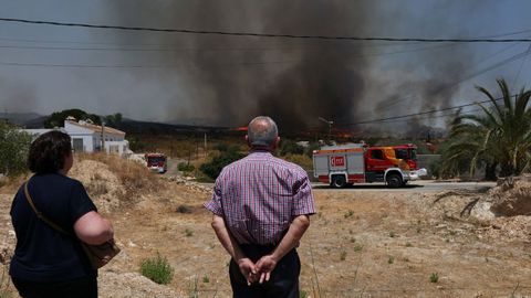 Dos personas observando el incendio de Los Gallardos