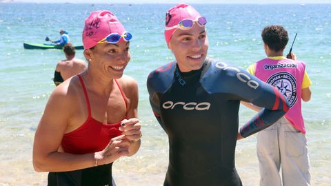 Llegada de participantes en la traves�a a nado  Arousaman que nadan por el da�o cerebral adquirido DCA