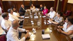 Reuni�n en Mar�a Pita entre el Ayuntamiento de A Coru�a y alcaldes de los municipios del Consorcio As Mari�as. Rioboo,�en el centro en el lado derecho, junto a Noem� D�az, con chaqueta rosa