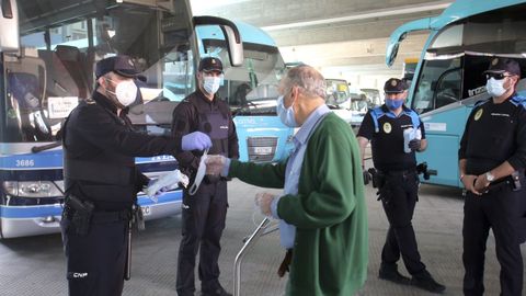 Los agentes de la Polic�a Nacional y Local de Ferrol, que en la imagen est�n distribuyendo mascarillas protectoras, se coordinaron para controlar la situaci�n en la ciudad