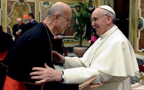 El papa se mostr muy carioso con Bertone en la recepcin a los cardenales.