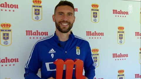 Borja Bast�n, con el premio a jugador 5 estrellas de la temporada en el Oviedo