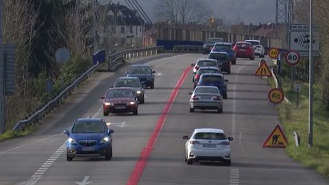 Lnea roja en la AS-117, en el Corredor del Naln, entre Sama yEl Entrego