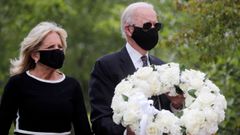 Biden y su esposa luc�an mascarillas negras en su visita al monumento en honor a los veteranos de la guerra en Delaware