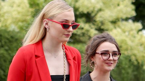 Sophie Turner y Maisie Williams, llegando a la celebracin. 