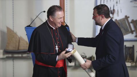 El presidente del Principado, Adrin Barbn, entrega el ttulo de Hijo Predilecto de Asturias al cardenal asturiano ngel Artime, este lunes en el Museo Martimo de Asturias