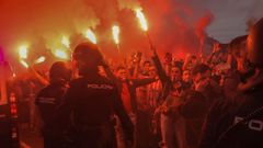 Llegada del autob�s del Sporting de Gij�n rodeado de aficionados antes del derbi asturiano