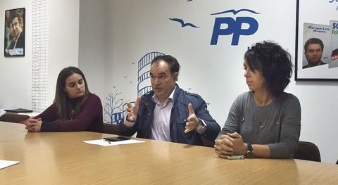 Crespo hizo una lectura cr�tica de la actualidad lalinense, acompa�ado por Raquel Lorenzo y S� Senande.