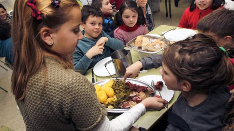 Men� de carnaval en el comedor escolar de Mosteiro