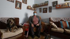 Carmen Nieto, en su casa de la calle Fraguas de Bertamir�ns (Ames) de la que la quiere echar la sociedad estatal Sareb, tambi�n conocida como el banco malo