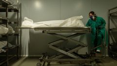 Una trabajadora de una funeraria de Barcelona traslada los restos mortales de una v�ctima del covid 