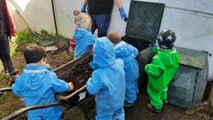 Alumnos de la escuela infantil Caracola, con los elementos para el compostaje