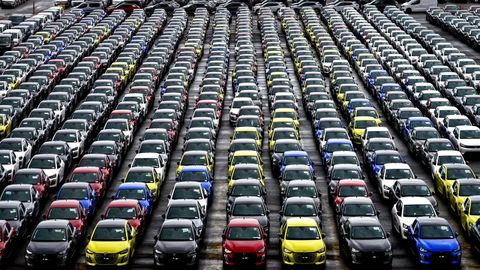 Miles de coches y furgonetas fabricadas por Stellantis en su planta de Vigo esperan en la terminal portuaria de Bouzas para ser embarcados y exportados.