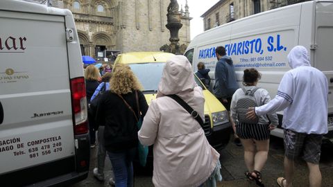 Imagen de archivo de la actividad de reparto de mercancas en el casco histrico, en la plaza de Prateras