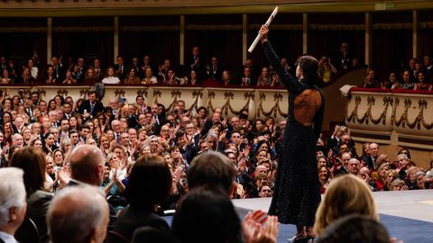 La jugadora de bádminton Carolina Marín recibe el Premio Princesa de Asturias de los Deportes de manos de la princesa Leonor, durante la ceremonia de entrega de los Premios Princesa de Asturias, este viernes en el Teatro Campoamor de Oviedo