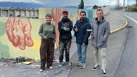 Los concejales Mara Jos Maroas y Carlos Jos Lorenzo dieron las primeras pinceladas dirigidos por el muralista Doctor Toy