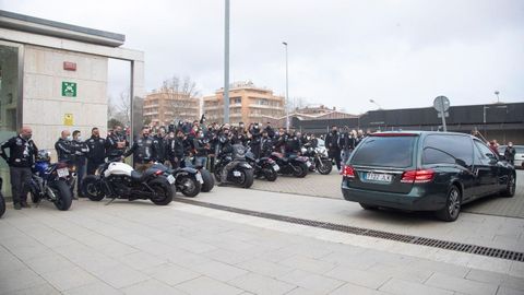 Compaeros del club de motos al que perteneca Casademunt, lo ovacionaron al llegar