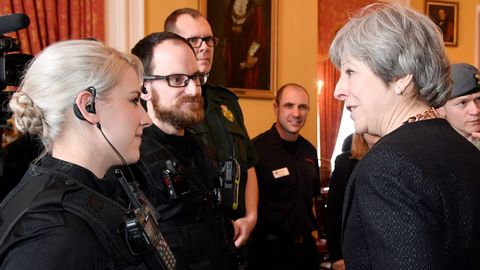 Theresa May departe con los primeros agentes que atendieron a Skripal