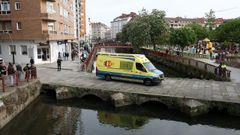Los servicios de emerxencias socorren a una joven en el r�o de O Con