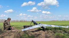Un soldado ruso lanzando un dron de reconocimiento en territorio de Ucrania.