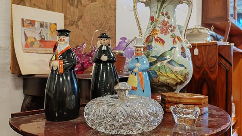 Tres botellas de una colecci�n limitada de Villeroy & Boch, que se venden por 150. Detr�s, un importante jarr�n antiguo, pintado a mano, perfectamente conservador, que se vende en 175 euros