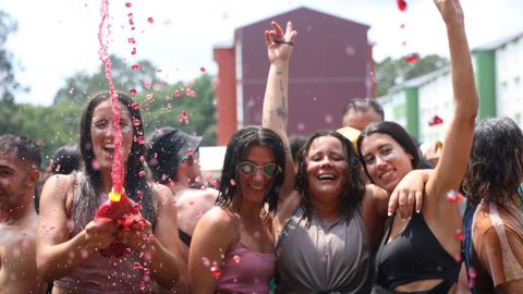 Brazos ao alto e tinto de ver�n ao alto, tam�n. 