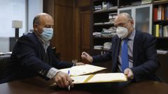 Jos� Antonio Quiroga y Armando Ojea, en la firma del convenio.