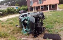 El turismo qued� completamente destrozado por el impacto y semivolcado en una finca pr�xima al vial.