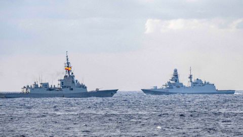 La fragata espa�ola Crist�bal Col�n llega a Chipre y es recibida por la expedici�n francesa