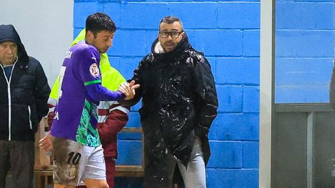 Yago Iglesias felicita a Kevin Presa tras su sustituci&oacute;n.