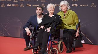 Mar�a Luisa Sola (en el centro) a su llegada a la gala de los Goya