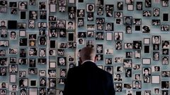 Una persona observa fotografas de desaparecidos, en las instalaciones del Museo de la Memoria en Santiago (Chile). La Comisin Interamericana de Derechos Humanos (CIDH) felicit al pas por la inauguracin de este lugar, que representa, dijo, un importante smbolo de la lucha contra la impunidad y de una cultura que se basa en el respeto a los Derechos Humanos