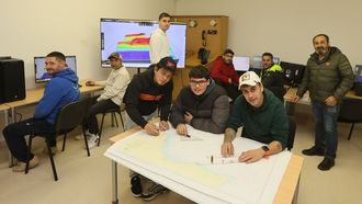 Parte de los alumnos del ciclo que se imparte en Celeiro, con uno de sus profesores, Jos Antonio Santos, quien destaca as ganas de aprender e progresar del alumnado de esta promocin.