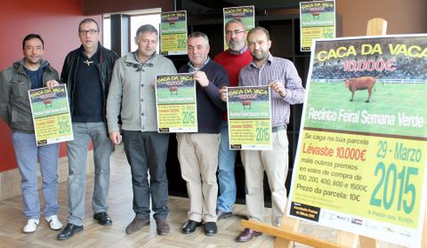 La comisi�n organizadora con el cartel y el alcalde, Manuel Cu��a