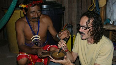 Fernando Pinto con el chamán de una tribu del Amazonas