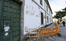 Hierba y suciedad ante la fachada principal del cuartel. 