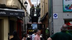 Bomberos, este mi&eacute;rcoles, en una intervenci&oacute;n en la calle Torreiro por desprendimientos en una fachada