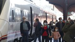 Viajeros procedentes de Santiago en la estaci�n de San Crist�bal, en A Coru�a
