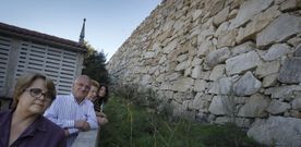 Celia G�mez, Santiago V�zquez, Mar�a Zas e Marta Trochi, ante el muro que tienen delante de sus casas. 