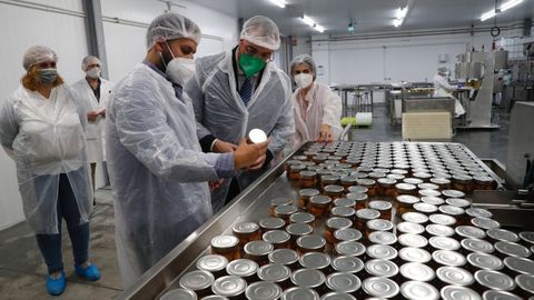 Una visita del presidente del Principado, Adri�n Barb�n, a la f�brica de conservas de El Viejo Pescador en Tapia, en el a�o 2021