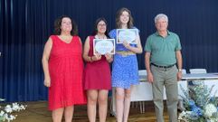 Angelitssa N��ez y Luc�a Vega recibieron el premio como mejores expedientes del IES Lauro Olmo de O Barco.