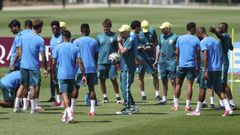 Ancelotti, dirigiendo un entrenamiento de Brasil