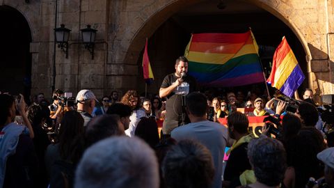 Uno de los activistas agredidos Rub�n Ros�n interviene durante una manifestaci�n en protesta por la agresi�n que sufrieron unos activistas durante las Fiestas de San Mateo, en la plaza del Ayuntamiento, a 19 de septiembre de 2026, en Oviedo, Asturias