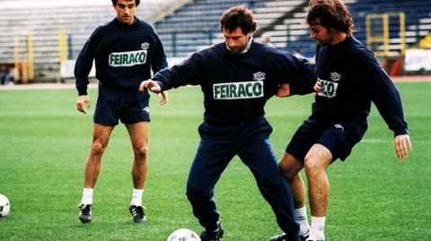 Paco, en un rondo con Rekarte y Villarroya.
