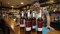 Domingo Gonz�lez, de Temple, Tiki Bar Bora Bora y Cervexer�a Punto Galego, con su nuevo verm� que se elabora en Tur�n (Italia) Rosso Capri