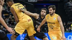 Ra�l L�pez,c, del Bilbao Basket y Tom�s Bellas,d, del Gran Canaria, durante el partido correspondiente a la vig�simocuarta jornada de la Liga Endesa