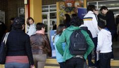 Alumnos entrando en el IES; la nueva construcci�n ir� en la parte posterior del edificio. 