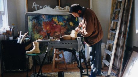 Antn Mouzo, fotografado durante o seu proceso creativo
