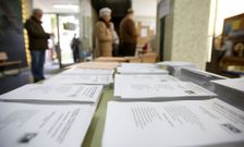 Papeletas con las diferentes opciones en uno de los colegios electorales de Ferrol. 