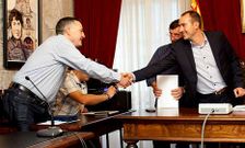 El nuevo concejal de Padr�n y el alcalde se estrechan la mano al acabar el pleno de ayer. 